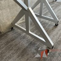 Lote 066 - Pizarrón blanco con estructura metálica con ruedas - Imagen 8