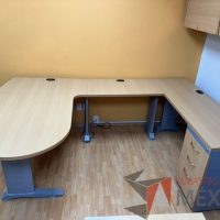 Lote 018 - Escritorio en escuadra con archivero de pedestal de 3 cajones, con orificios para cable