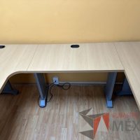Lote 018 - Escritorio en escuadra con archivero de pedestal de 3 cajones, con orificios para cable - Imagen 5