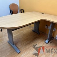 Lote 018 - Escritorio en escuadra con archivero de pedestal de 3 cajones, con orificios para cable - Imagen 6