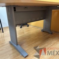 Lote 018 - Escritorio en escuadra con archivero de pedestal de 3 cajones, con orificios para cable - Imagen 7