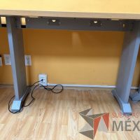 Lote 018 - Escritorio en escuadra con archivero de pedestal de 3 cajones, con orificios para cable - Imagen 8