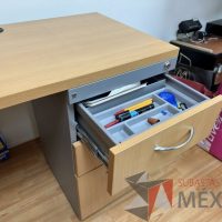 Lote 018 - Escritorio en escuadra con archivero de pedestal de 3 cajones, con orificios para cable - Imagen 10