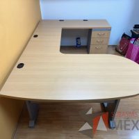 Lote 018 - Escritorio en escuadra con archivero de pedestal de 3 cajones, con orificios para cable - Imagen 17