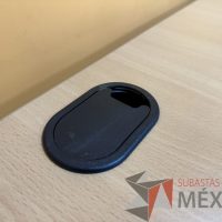 Lote 018 - Escritorio en escuadra con archivero de pedestal de 3 cajones, con orificios para cable - Imagen 18