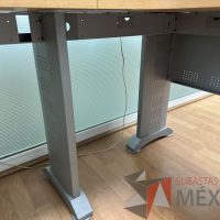 Lote 008 - Escritorio en escuadra con archivero de pedestal de 3 cajones, con orificios para cable - Imagen 9
