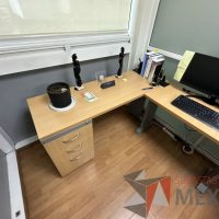 Lote 008 - Escritorio en escuadra con archivero de pedestal de 3 cajones, con orificios para cable - Imagen 11