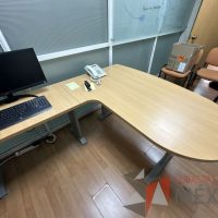 Lote 008 - Escritorio en escuadra con archivero de pedestal de 3 cajones, con orificios para cable - Imagen 12