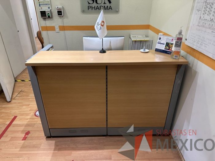 Lote 004 - Mueble de recepción, con archivero de pedestal de 3 cajones y repisa  - Imagen 2
