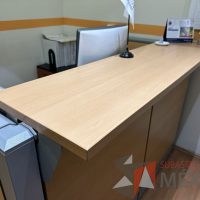 Lote 004 - Mueble de recepción, con archivero de pedestal de 3 cajones y repisa  - Imagen 4