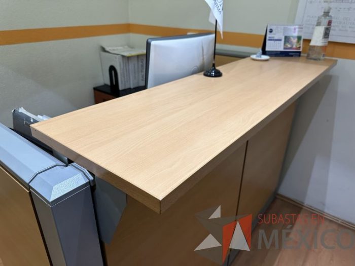 Lote 004 - Mueble de recepción, con archivero de pedestal de 3 cajones y repisa  - Imagen 4