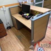 Lote 004 - Mueble de recepción, con archivero de pedestal de 3 cajones y repisa 