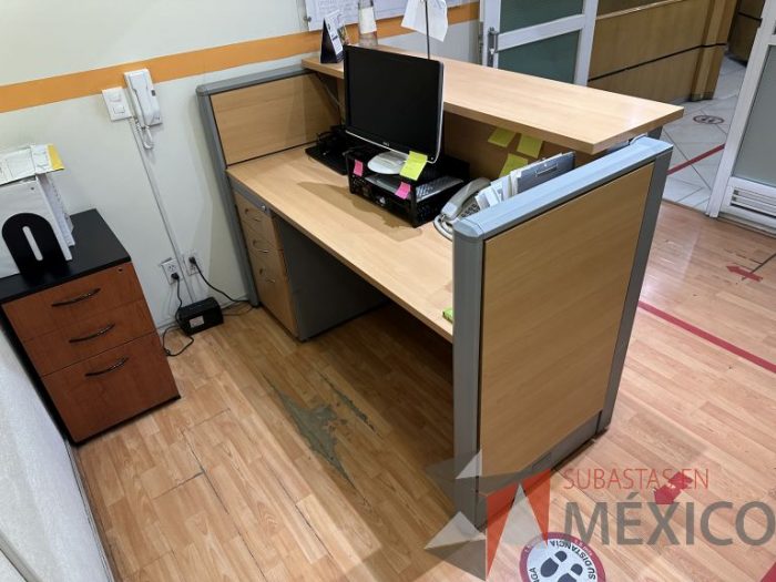 Lote 004 - Mueble de recepción, con archivero de pedestal de 3 cajones y repisa 