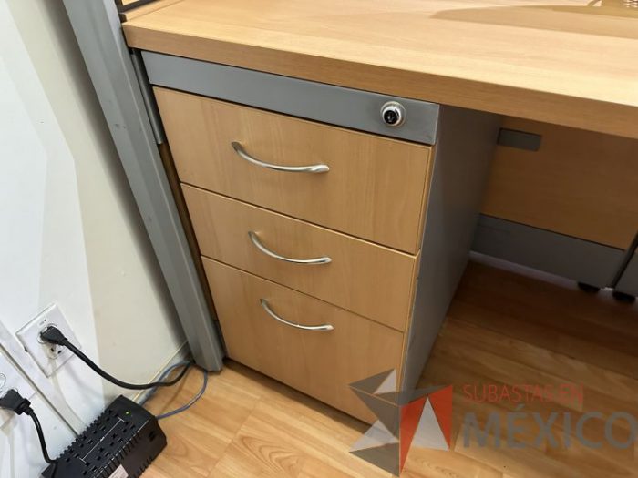 Lote 004 - Mueble de recepción, con archivero de pedestal de 3 cajones y repisa  - Imagen 10