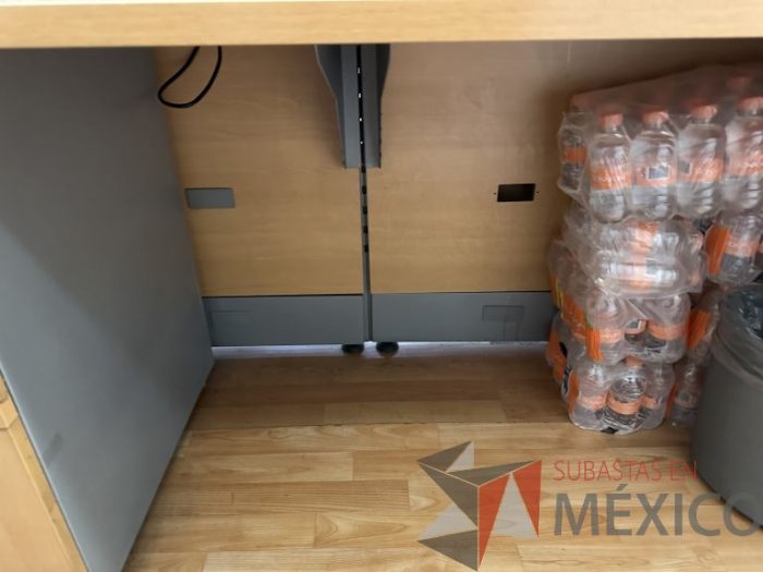 Lote 004 - Mueble de recepción, con archivero de pedestal de 3 cajones y repisa  - Imagen 11