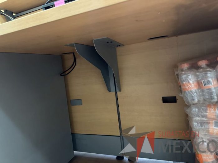 Lote 004 - Mueble de recepción, con archivero de pedestal de 3 cajones y repisa  - Imagen 12