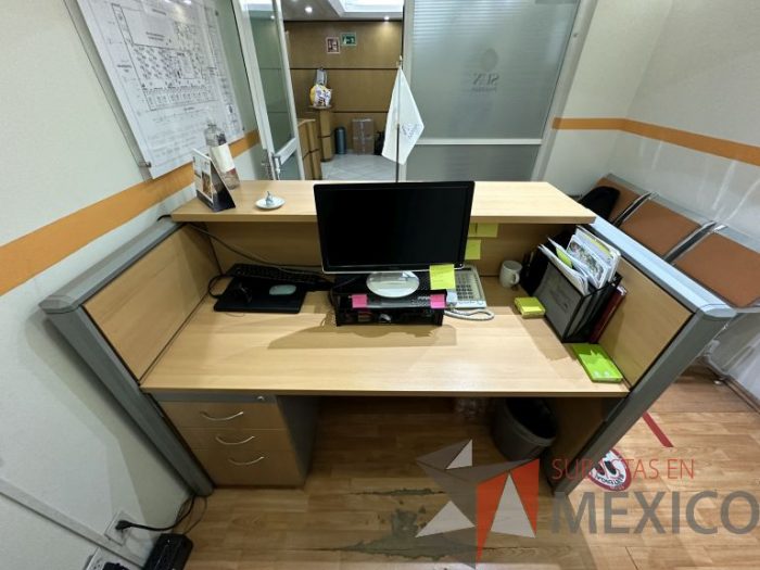 Lote 004 - Mueble de recepción, con archivero de pedestal de 3 cajones y repisa  - Imagen 13