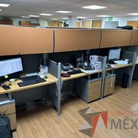 Lote 001 - Estación de trabajo lineal para 4 personas, con 4 archiveros de pedestal de 2 cajones y 4 gavetas  - Imagen 2