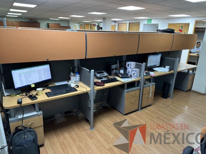 Lote 001 - Estación de trabajo lineal para 4 personas, con 4 archiveros de pedestal de 2 cajones y 4 gavetas  - Imagen 2