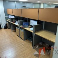 Lote 001 - Estación de trabajo lineal para 4 personas, con 4 archiveros de pedestal de 2 cajones y 4 gavetas 