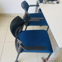 Lote 005 - 2 Sillas de visitia con ruedas
