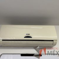 Lote 032 - Mini Split con Condensadora. Modelo: YJEA12FS-ADA.