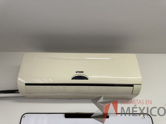 Lote 032 - Mini Split con Condensadora. Modelo: YJEA12FS-ADA.