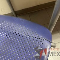 Lote 009 - Silla asiento y respaldo en plástico color azul - Imagen 6