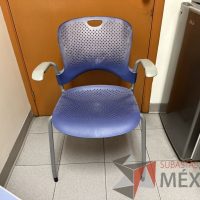 Lote 009 - Silla asiento y respaldo en plástico color azul