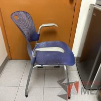 Lote 009 - Silla asiento y respaldo en plástico color azul - Imagen 4