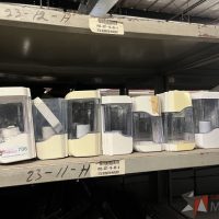 Lote 003 - 12 Termómetros digitales, 5 Despachadores de gel y 41 Torres metálicas para colocar despachador de gel