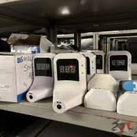 Lote 003 - 12 Termómetros digitales, 5 Despachadores de gel y 41 Torres metálicas para colocar despachador de gel - Imagen 6