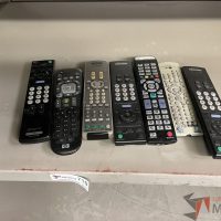 Lote 004 - Lote con 8 Controles Remotos y 62 Pantallas de TV - Imagen 135