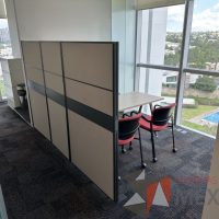 Lote 052 - Estación de trabajo para 1 persona con 1 gabinete con 1 puerta y archivero de pedestal de 3 cajones - Imagen 2