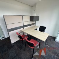 Lote 052 - Estación de trabajo para 1 persona con 1 gabinete con 1 puerta y archivero de pedestal de 3 cajones