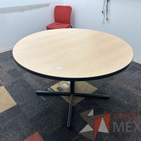 Lote 064 - Mesa redonda con base metálica y cubierta color madera - Imagen 2