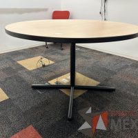 Lote 064 - Mesa redonda con base metálica y cubierta color madera