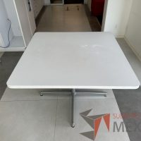Lote 120 - Mesa cuadrada con base metálica con cubierta color blanco - Imagen 2