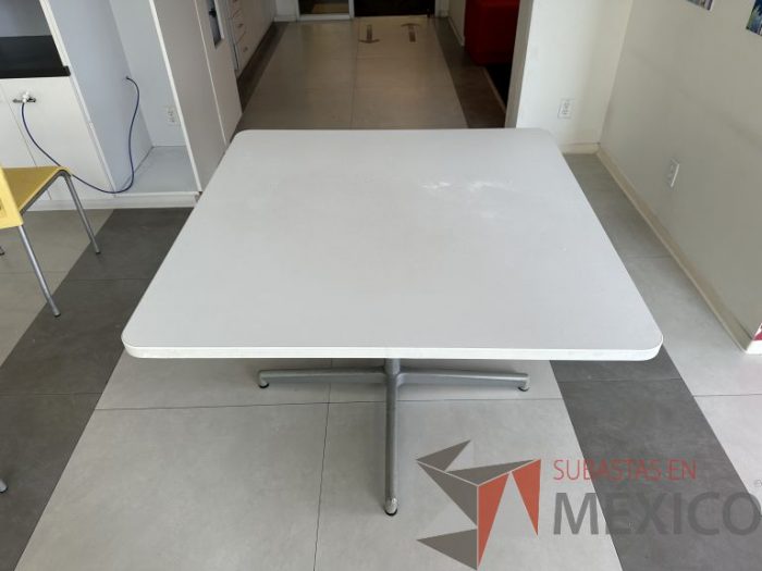 Lote 120 - Mesa cuadrada con base metálica con cubierta color blanco - Imagen 2