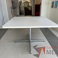 Lote 120 - Mesa cuadrada con base metálica con cubierta color blanco - Imagen 3