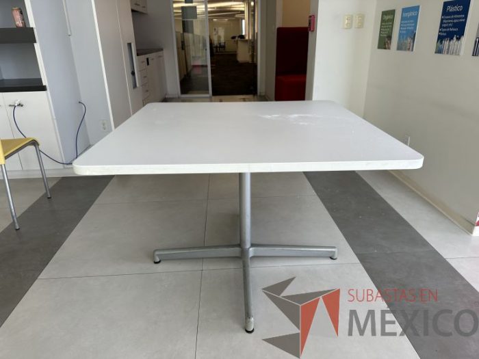 Lote 120 - Mesa cuadrada con base metálica con cubierta color blanco - Imagen 3