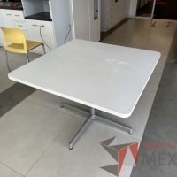 Lote 120 - Mesa cuadrada con base metálica con cubierta color blanco