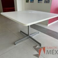 Lote 120 - Mesa cuadrada con base metálica con cubierta color blanco - Imagen 5