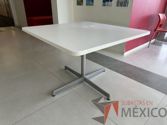 Lote 120 - Mesa cuadrada con base metálica con cubierta color blanco - Imagen 5