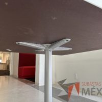 Lote 120 - Mesa cuadrada con base metálica con cubierta color blanco - Imagen 6