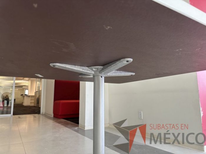 Lote 120 - Mesa cuadrada con base metálica con cubierta color blanco - Imagen 6