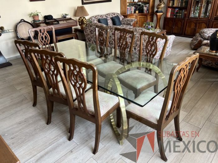 Lote 005 - Mesa con cubierta vidrio y  8 Sillas de caoba - Galeria Artra