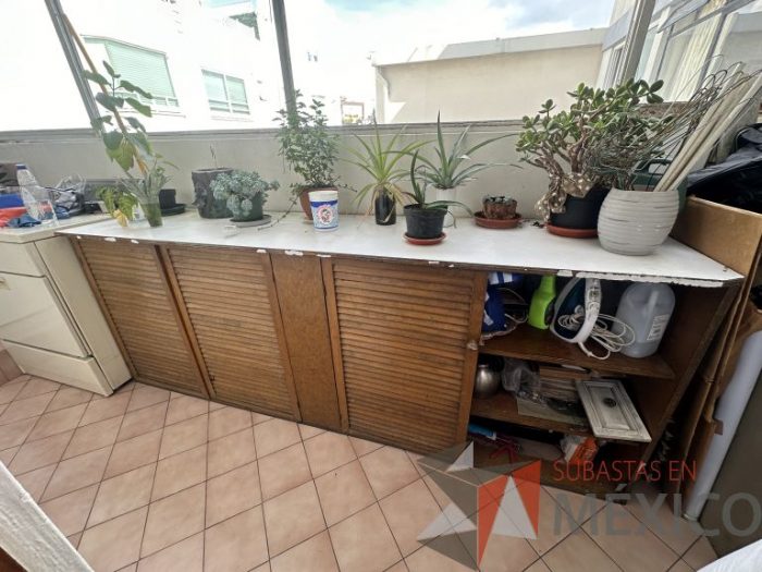 Lote 024 - Credenza con 3 puertas