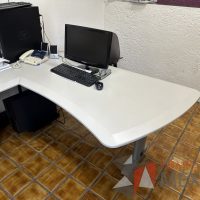 Lote 018 - Escritorio en escuadra con accesorio para poner CPU y con archivero de 2 cajones - Imagen 3