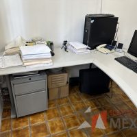 Lote 018 - Escritorio en escuadra con accesorio para poner CPU y con archivero de 2 cajones - Imagen 4